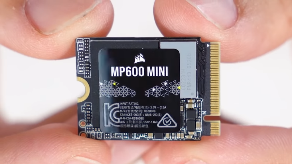 En la imagen se ve con detalle la memoria MP600 Mini sujetada en tre los dedos de Efralink