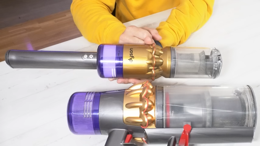 Se muestra en la parte inferior de la imagen la aspiradora Dyson V15 y en la parte superior la Dyson Omni Glide.